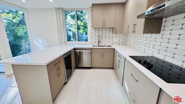 Building Photo - 414 N Palm Dr