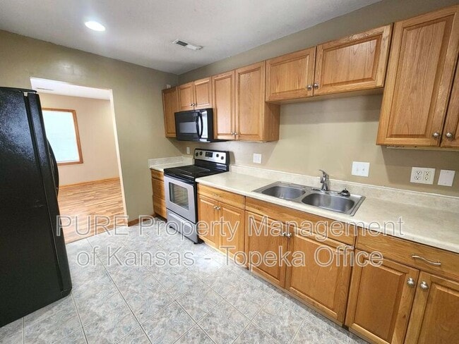 Building Photo - 751 SE Pinecrest Dr