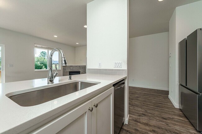 Building Photo - Light, Bright & Move-In Ready – 3BR Gem in Prime Ridgefield Location!  (Pet Friendly)