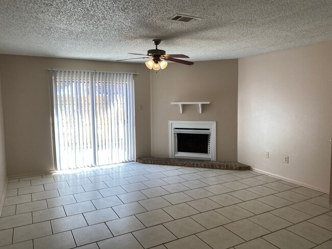 Building Photo - 2 bedroom 2 bath town home in a gated comm...