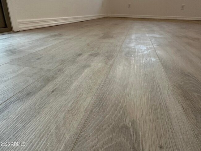 Building Photo - 1223 W Sparrow Dr