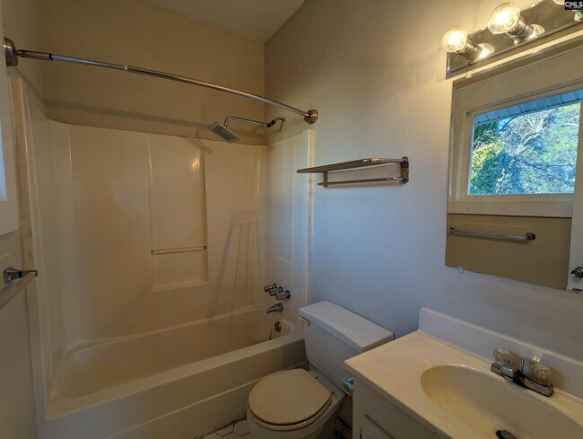 Building Photo - 3121 Rosewood Dr