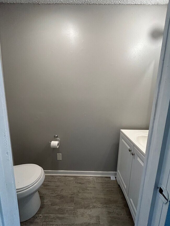 Building Photo - NOW PRE-LEASING! AVAILABLE 8/10/26!!! Adorable 3 Bedroom/1.5 Bathroom House