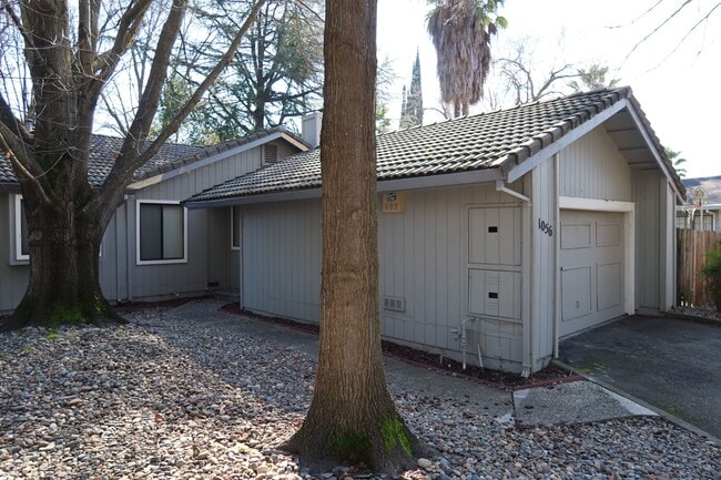 Building Photo - 3 Bedrooms, 2 Baths Half-plex in Greenhaven