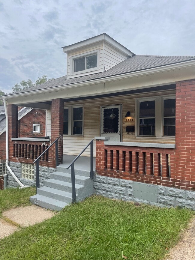 Primary Photo - 2325 Manor Ave