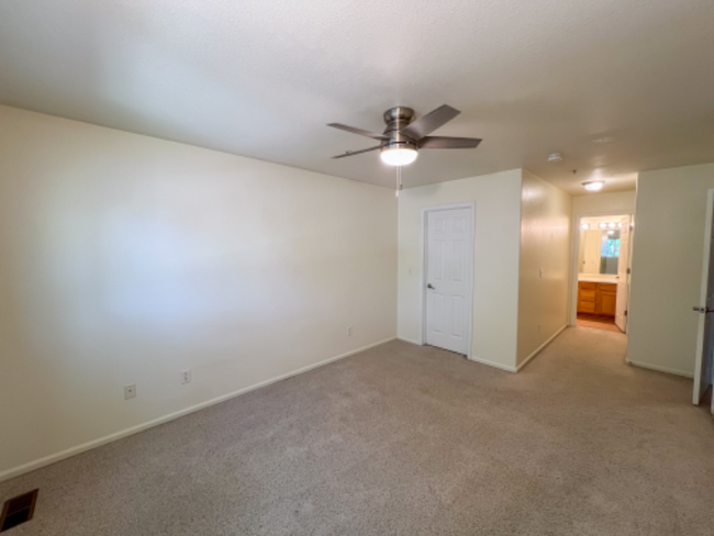 Building Photo - 1601 Great Western Dr
