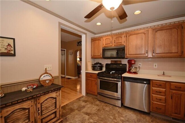 Building Photo - 2112 Saranac Ave