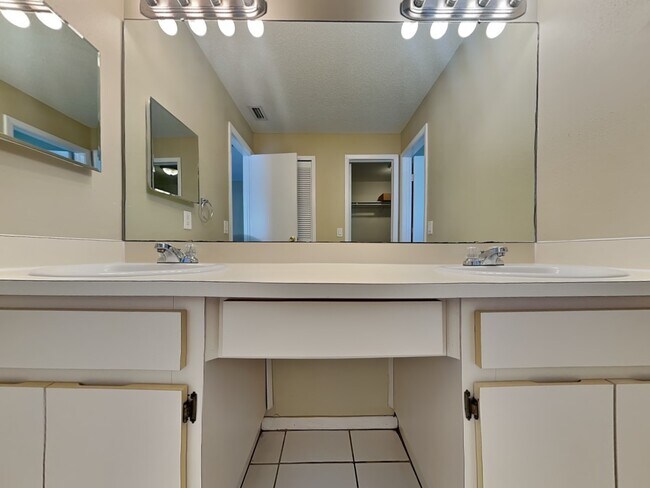 Building Photo - 15008 Redcliff Dr