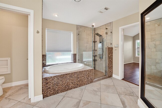 Building Photo - 2203 Lakewind Ln