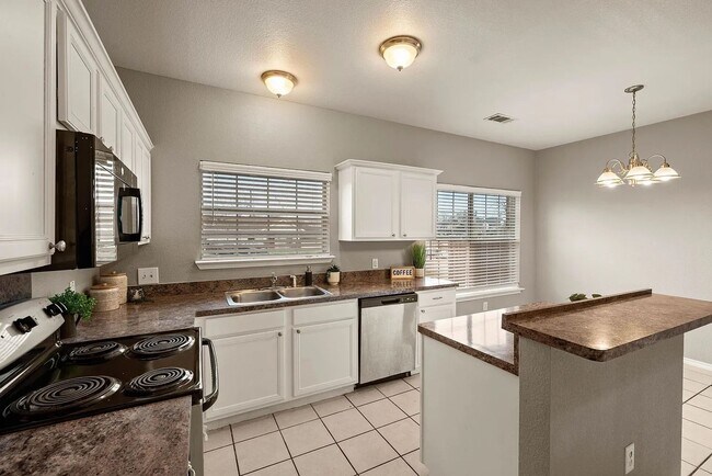 Building Photo - Light-Filled 3-Bedroom Home with Updated K...