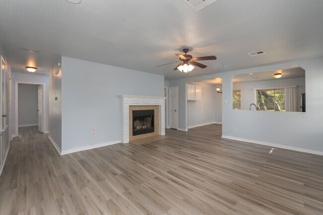 Building Photo - 2401 Haven Dr