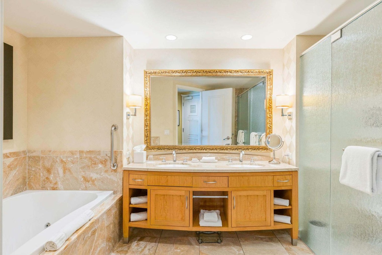 Building Photo - 2000 Fashion Show Dr