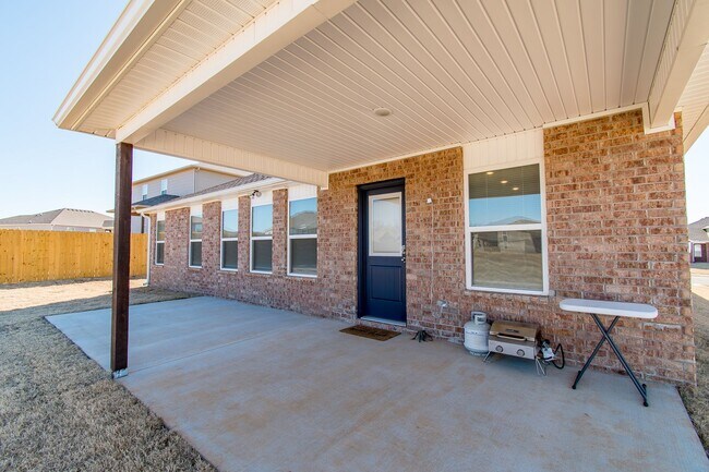 Building Photo - Well-Kept 4-bedroom 2 bath Home in Lowell! GREAT Location!