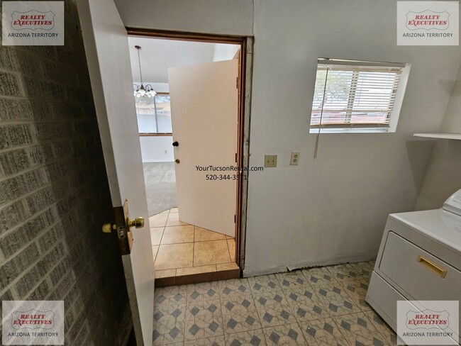 Building Photo - Grant & Silverbell Rd 3/1.5 with A/C $500 Security Deposit