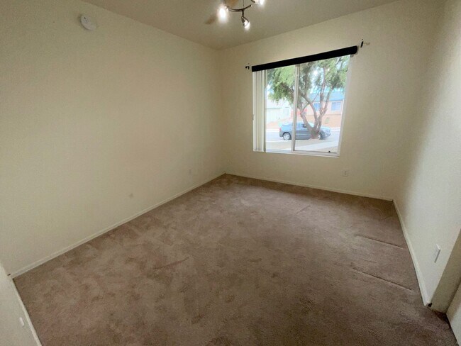 Building Photo - Pool and spa with Mountain views