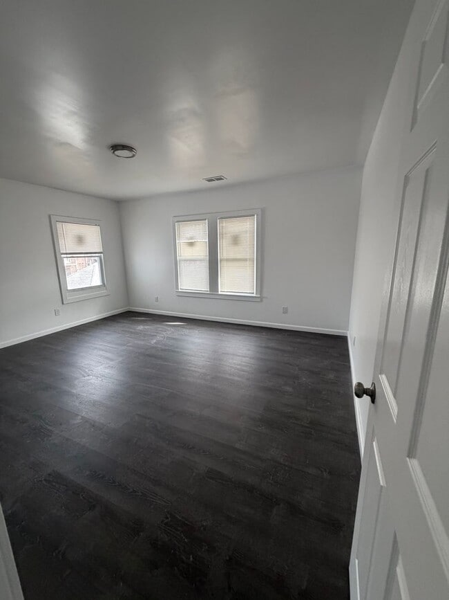 Building Photo - 3 Bedroom 2 bath duplex