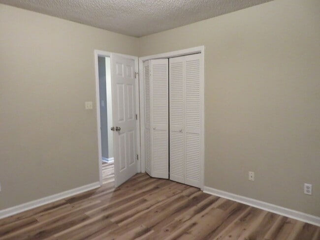 Building Photo - 2 BR 2 BA Duplex