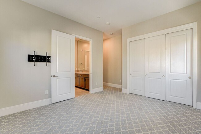 Building Photo - Mira Villa Condo