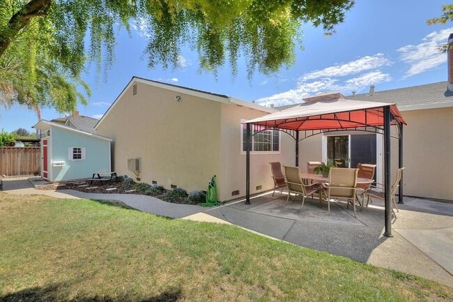 Building Photo - 561 Hyde Park Dr