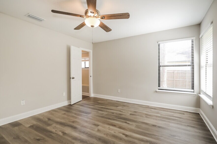 Building Photo - 7843 Collins Ridge Blvd E