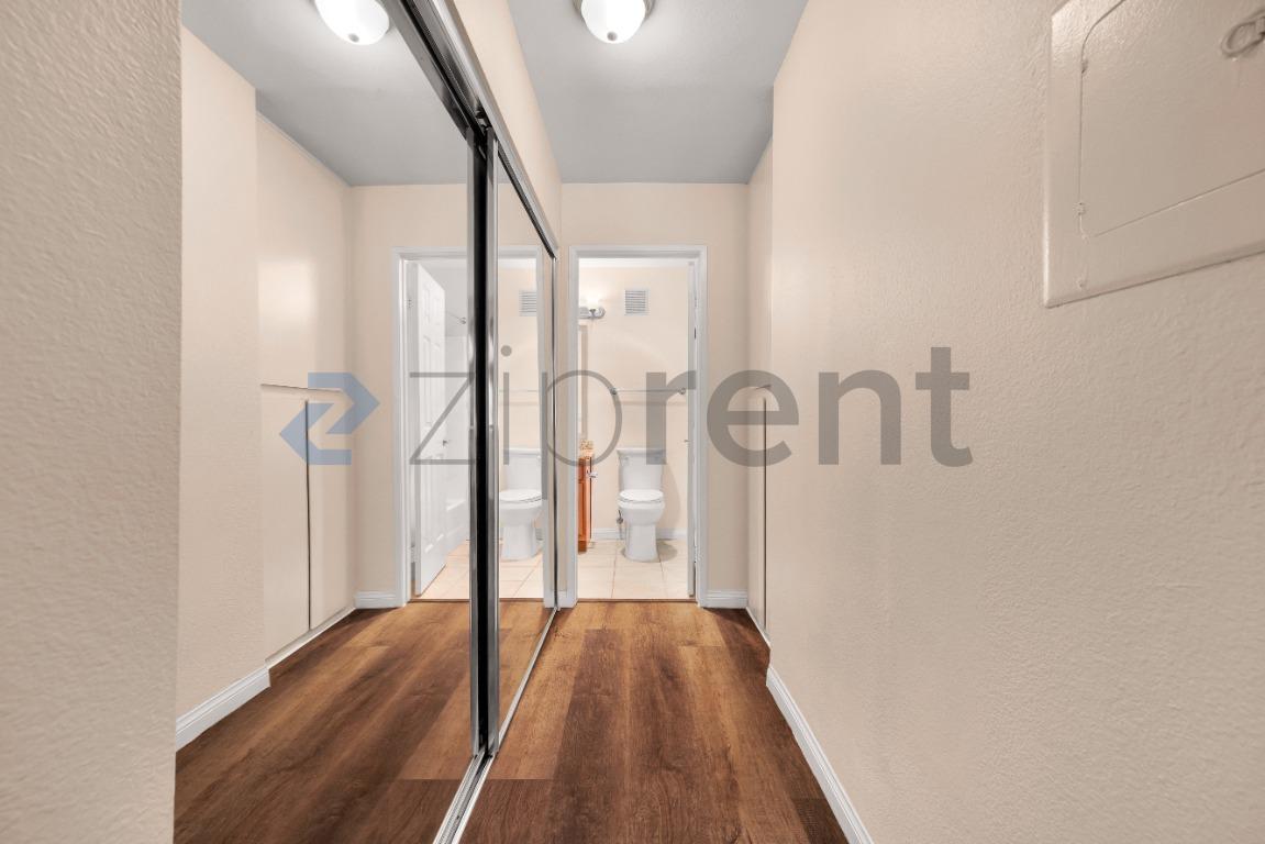 Building Photo - Unit 1008