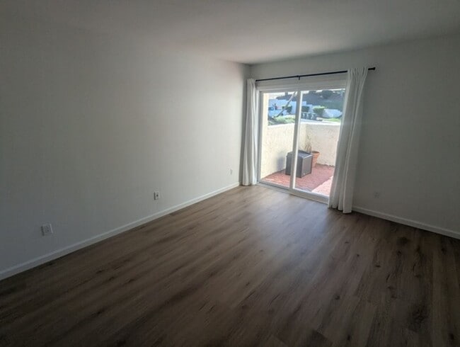 Building Photo - 3 Bedroom 2 Bathroom Single Story Home in ...