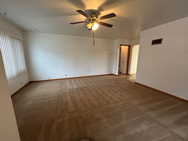 Building Photo - Lovely 2 bedroom Upstairs of a Duplex for Rent