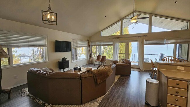 Building Photo - Fully Furnished Condo on Lake - This can be unfurnished