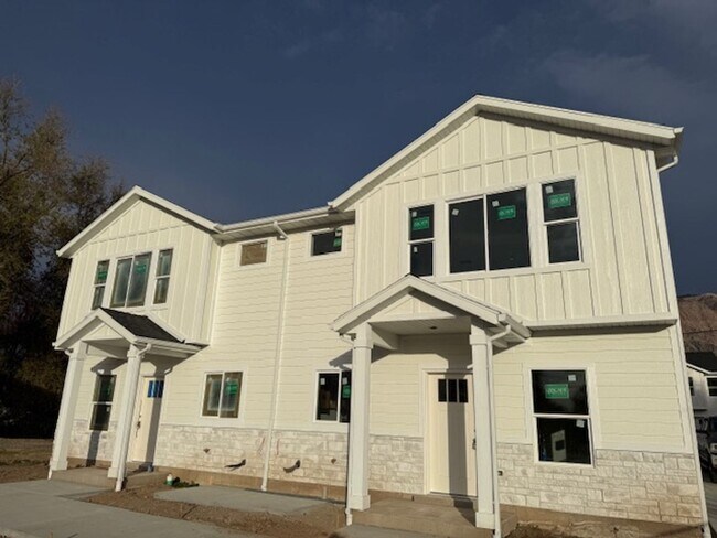 Building Photo - Beautiful townhome with 2 car garage, Central Air and Master Suite