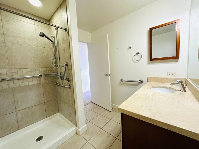 Building Photo - 2 Bedroom ,2 Bathroom, 2 Parking Condo (Ke...