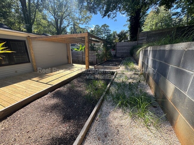 Building Photo - 3018 Medlin Dr
