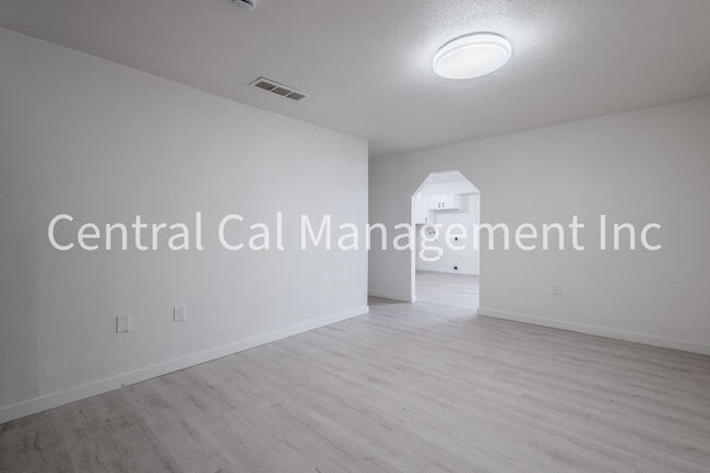 Building Photo - 1313 E Planz Rd