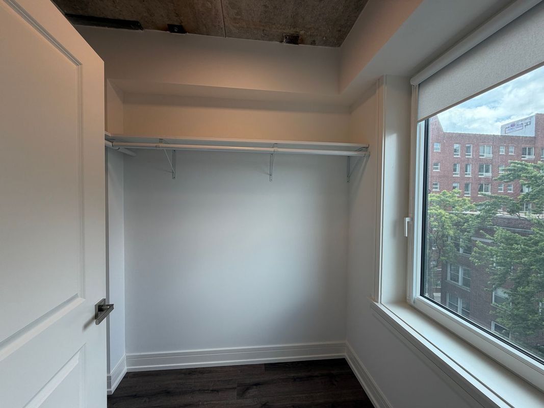 Building Photo - 952 W Carmen Ave