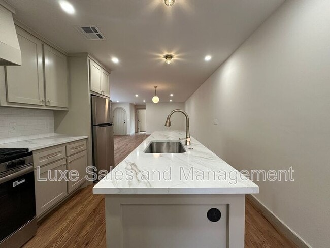 Building Photo - 911 NE 16th St