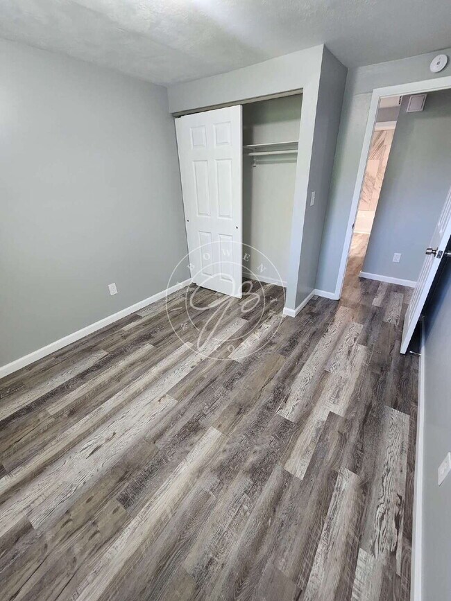 Building Photo - Fully updated like new inside! Central Air! Convenient location!
