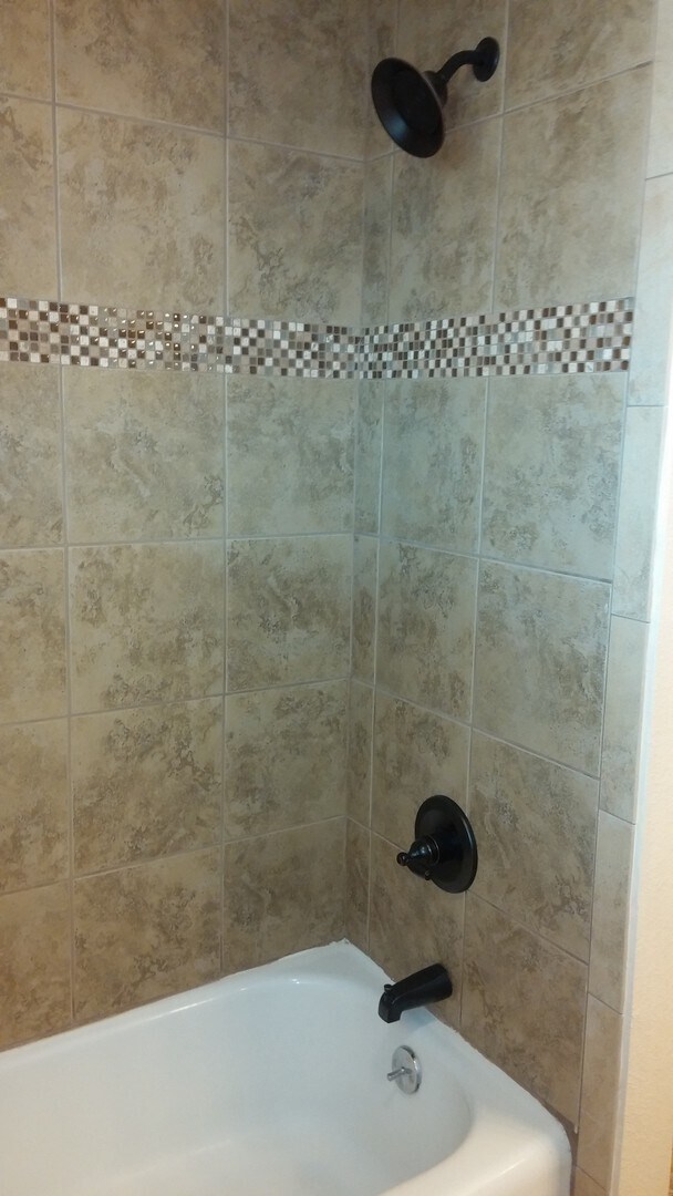 Building Photo - COMPLETELY UPDATED HOME MOVE IN READY