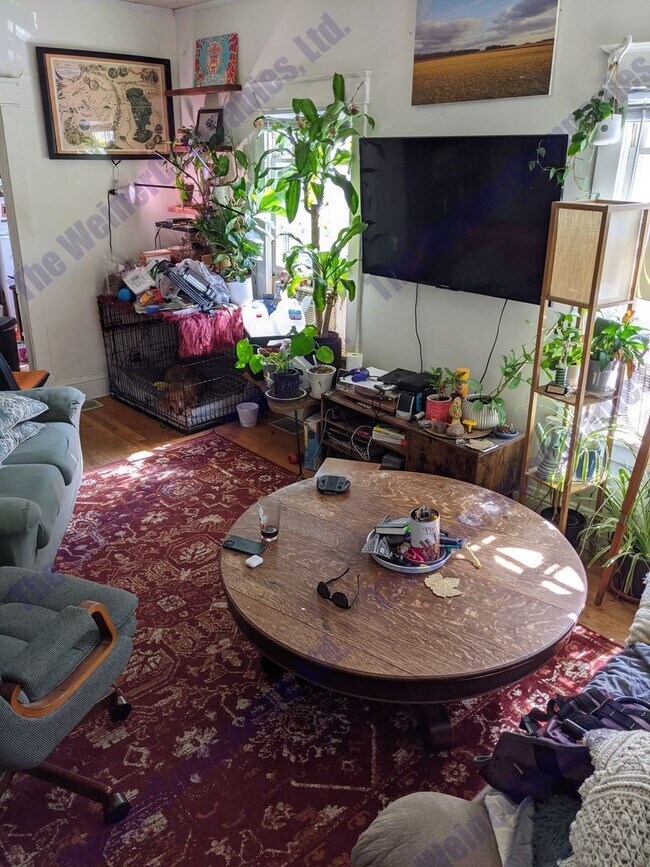 Building Photo - Charming 2-Bedroom House with Front Porch ...