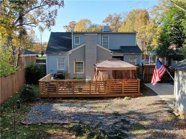 Building Photo - 3 Bedroom 2 Bath near the Beltline