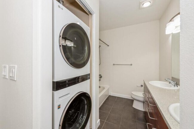 Building Photo - 1 bedroom in Seattle WA 98109