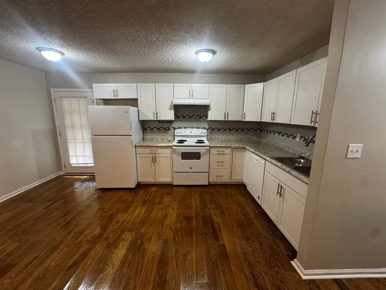 Building Photo - Room in Single Family Home on Jeb Stuart Dr