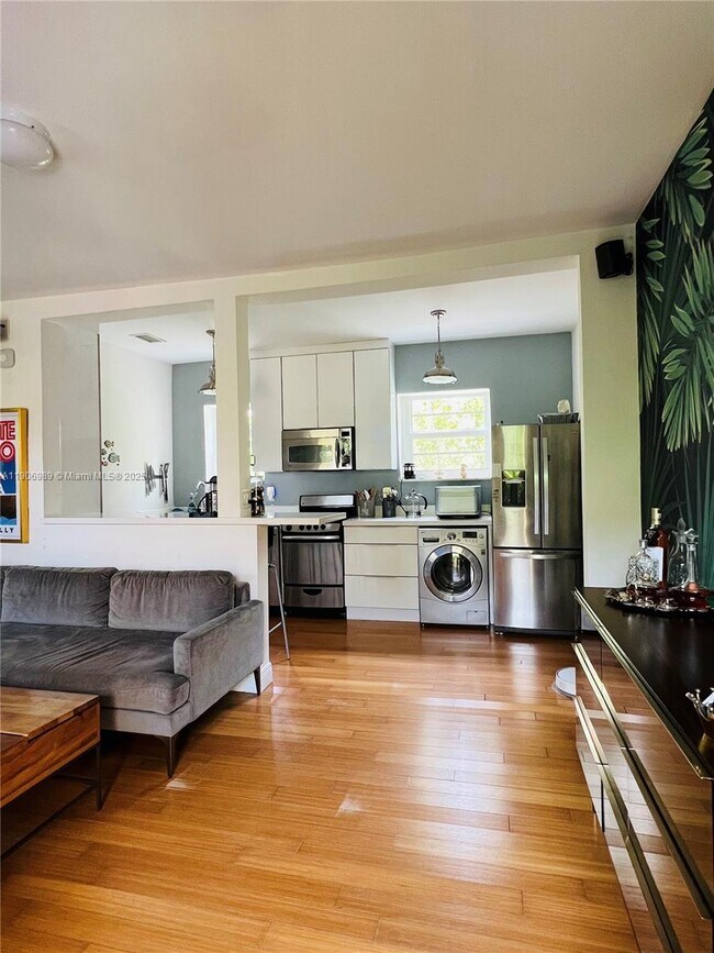 Building Photo - 4812 Pine Tree Dr