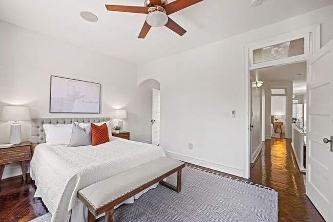 Building Photo - Gorgeous, Spacious 4BR with Updated Kitche...