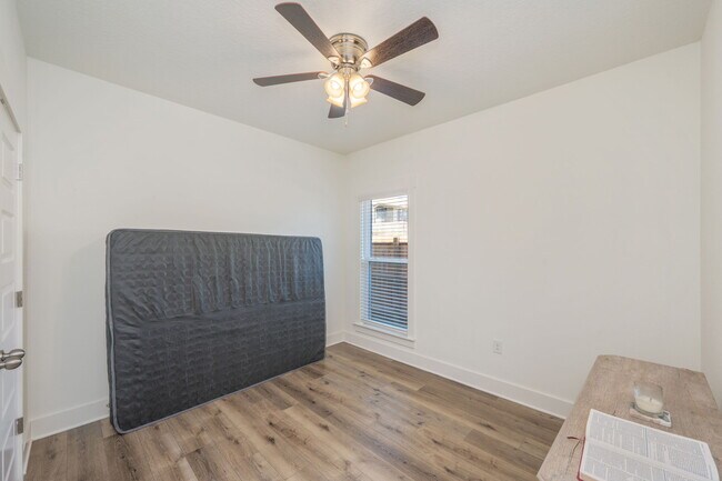 Building Photo - 807A Cedar Ave S