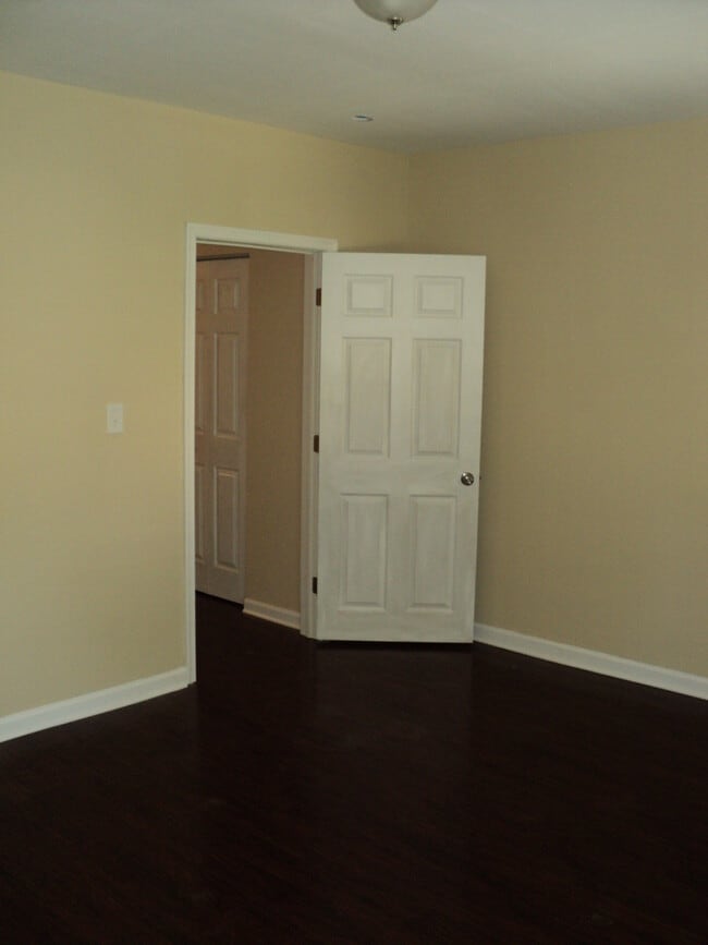 Building Photo - Gorgeous 3 BR - Mt. Airy