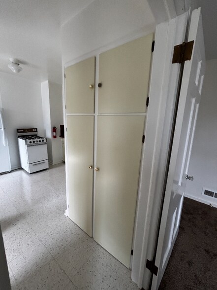 Building Photo - 142 N Riverview Dr