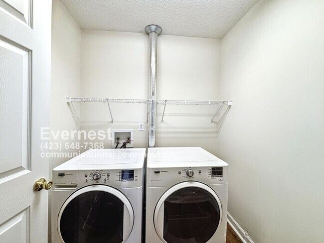 Building Photo - 3-Bedroom, 2-Bath Home with Modern Applian...