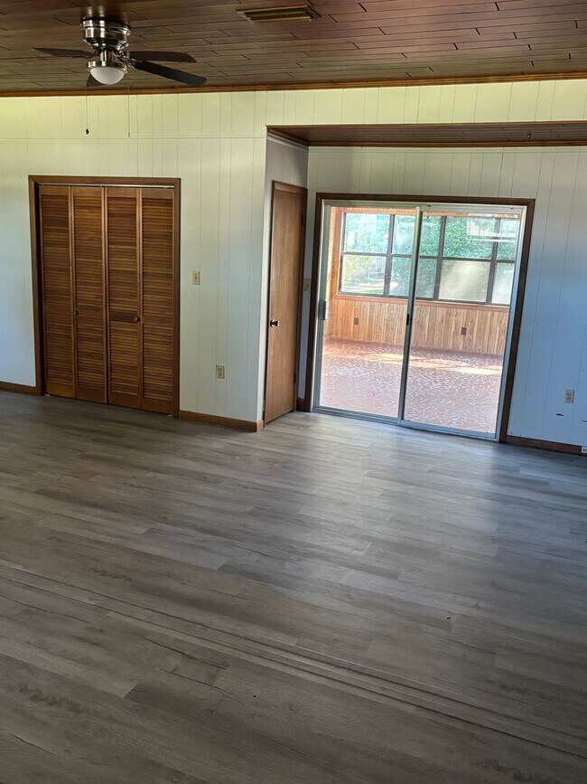 Building Photo - FOR RENT