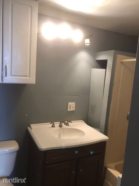 Building Photo - 4 br, 1 bath House - 249 Pleasant St