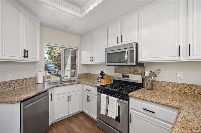 Building Photo - 3 bedroom in Gated Victoria Community!
