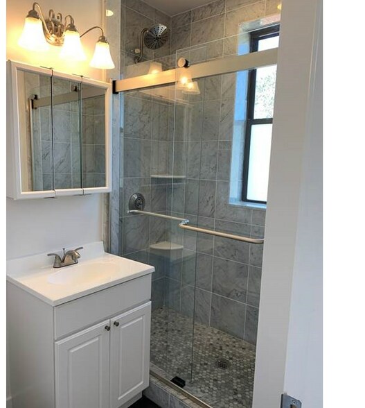 Building Photo - 98 Queensberry St